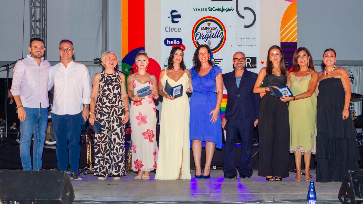Foto de familia tras los premios entregados durante el acto 'Orgullo en Feria'.