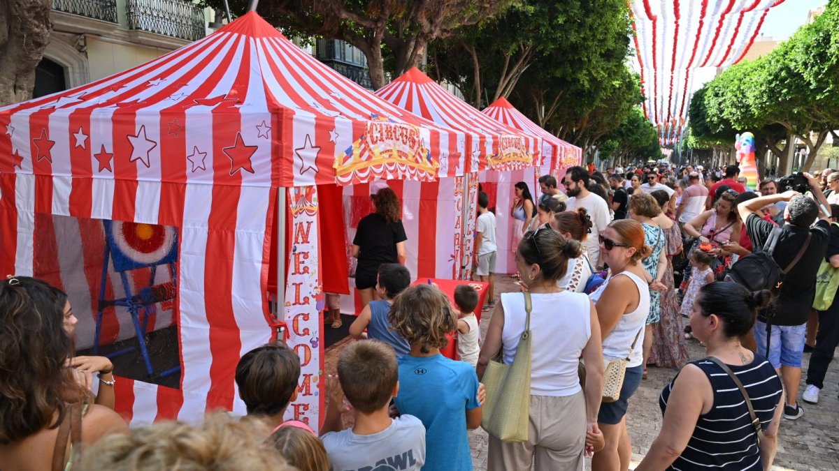 Celebración de juegos inclusivos en el Paseo de Almería durante esta Feria 2026.