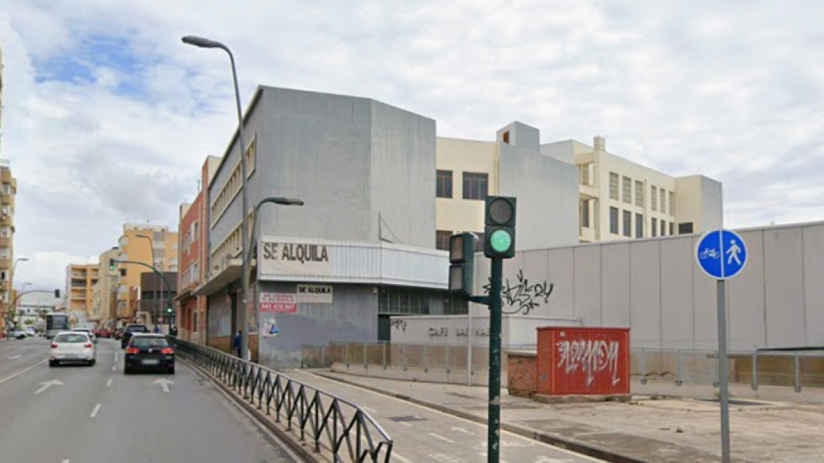 Imagen de archivo del edificio en el que estaba Hiper Olé y que acogerá un gimnasio próximamente.