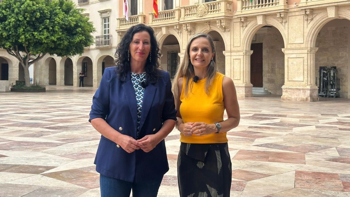 María del Mar Vázquez, alcaldesa de Almería, y Maribel Sánchez Torregrosa, diputada nacional por Almería.