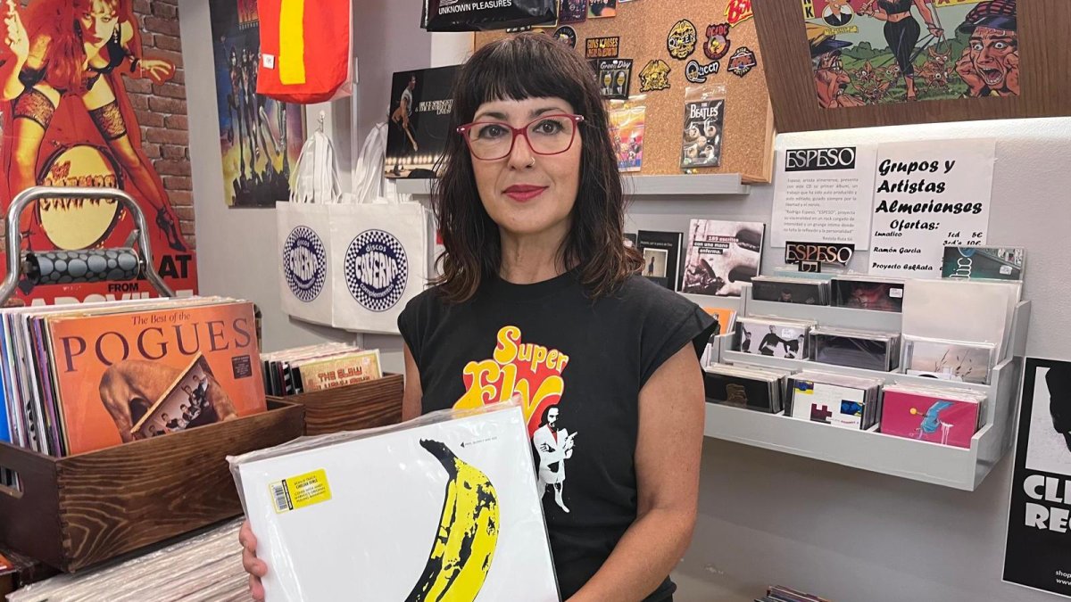 Marta Pérez en su local 'Discos La Caverna'.