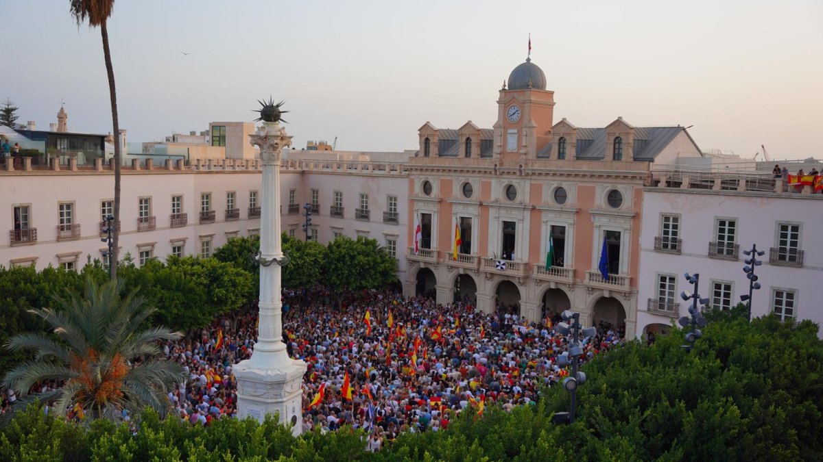 Acto de apoyo a Ceuta celebrado en Almería: la Plaza Vieja se quedó pequeña y los ciudadanos ocuparon las calles aledañas. Foto: Juanjo Leal.