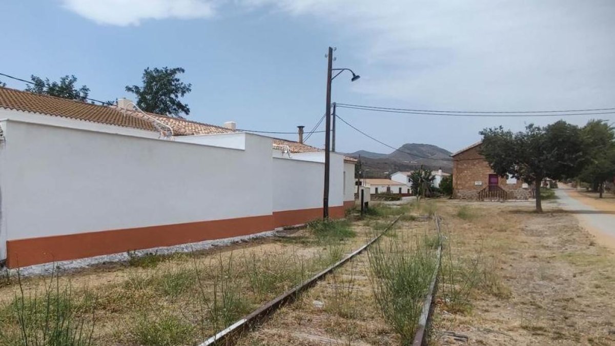 Parte trasera de las casas rehabilitadas para alquiler social en el entorno de la estación Serón.