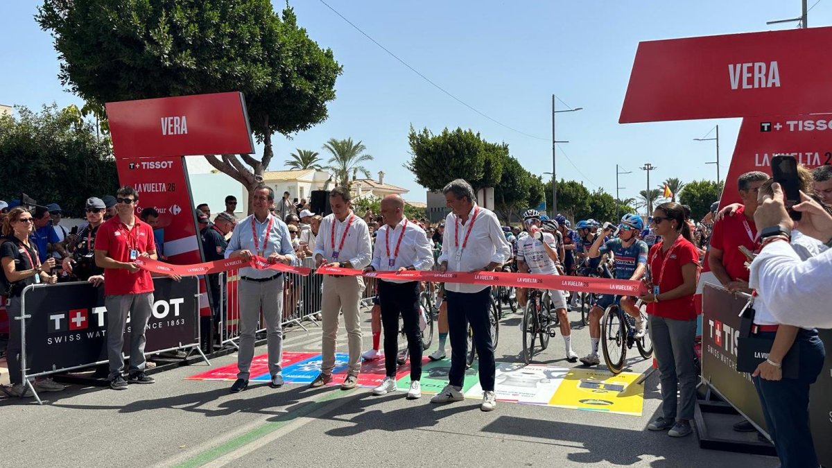 Corte de cinta por parte de las autoridades, previo al inicio de la duodécima etapa de La Vuelta Ciclista a España 2026 con salida desde Vera.