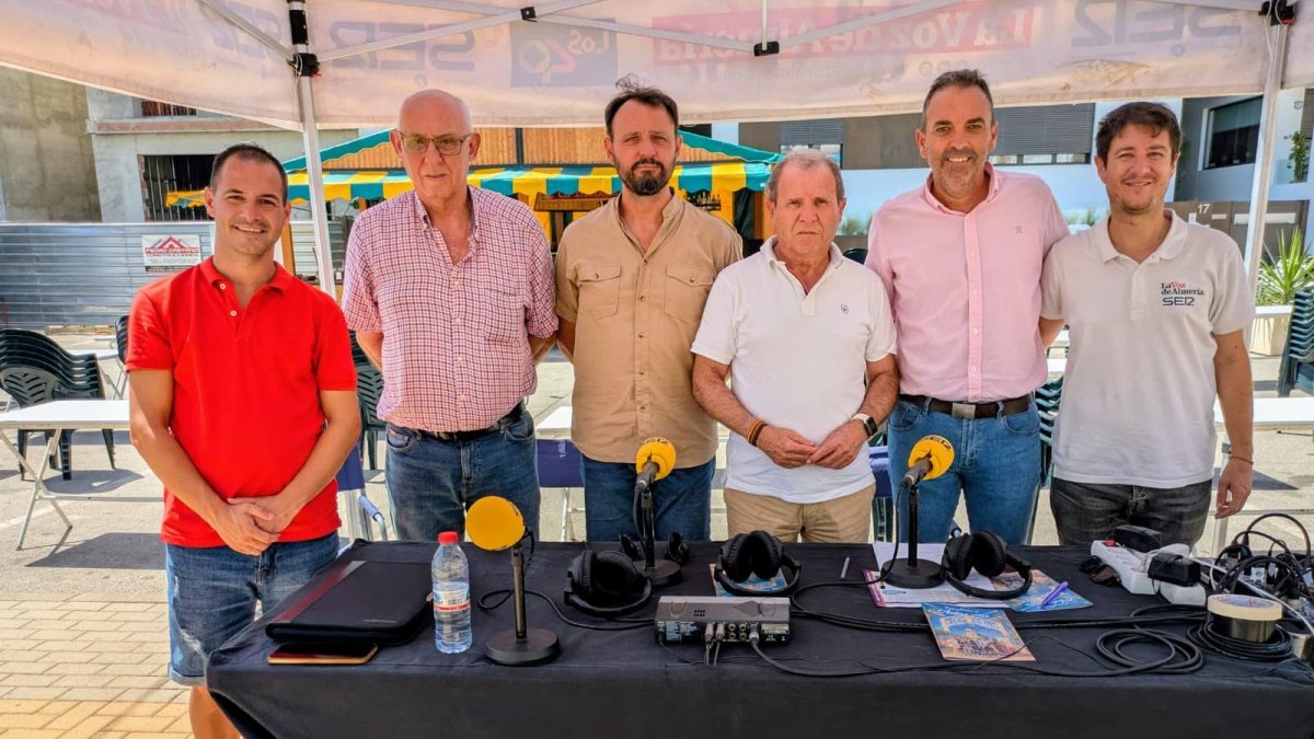 De izquierda a derecha: Francisco Galera; Luis Artero; Miguel Ángel Martín; Jerónimo Parra; Pedro Ridao y Guillermo Mirón, ayer durante la emisión del programa Hoy por Hoy Levante desde Antas.