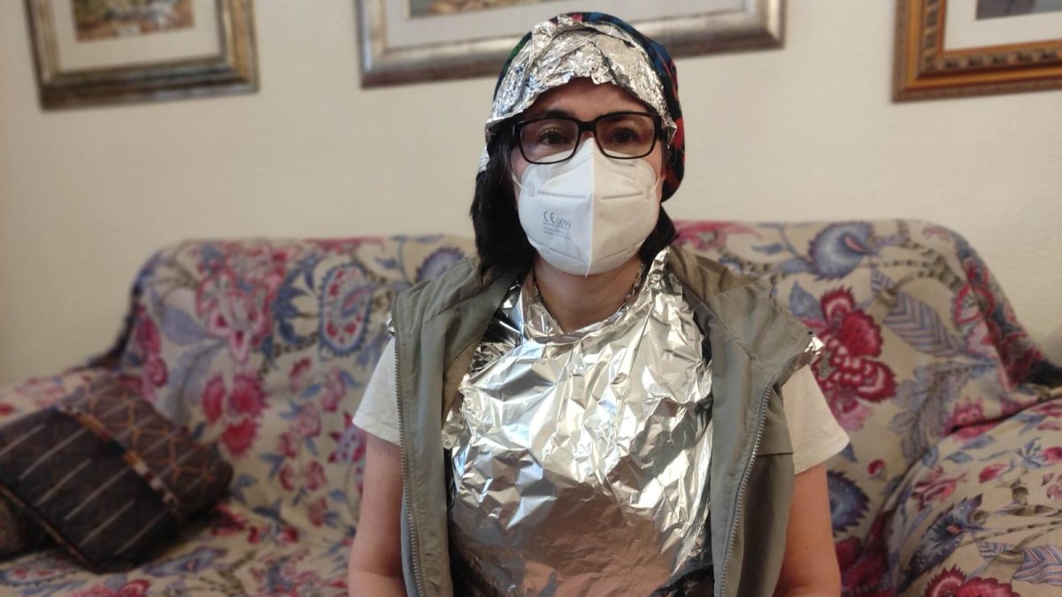 Carmen Jiménez protegida con papel de aluminio en su propia casa de Almería.