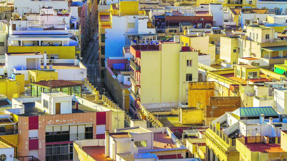 Viviendas en el casco histórico de Almería, ciudad que ocupa el quinto lugar en casas sin adaptar para los mayores en Andalucía.