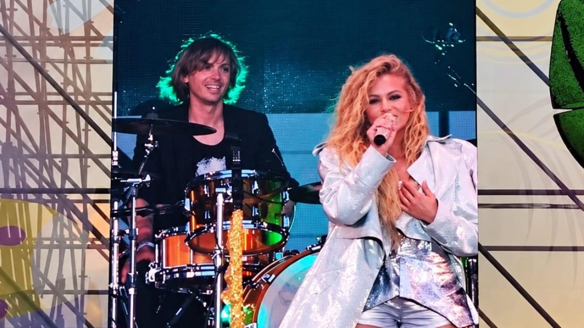 El batería de Sorbas Diego de Haro tocando en un show de Paulina Rubio.