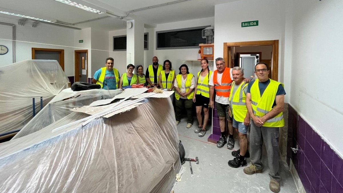 La diputada del PFEA, Matilde Díaz, durante una visita a las actuaciones que se desarrollan en Benahadux (Almería) junto a trabajadores del programa.