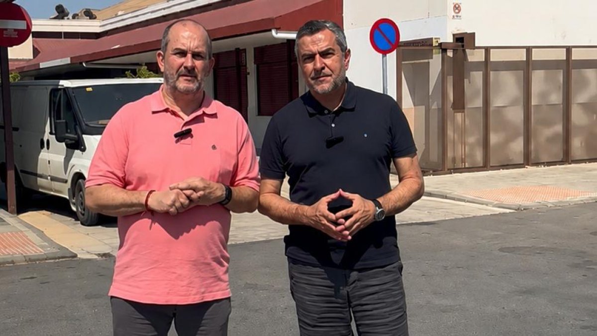 El secretario general del PSOE de Berja, Víctor Martínez, y el diputado del PSOE de Almería en el Congreso, Juan Antonio Lorenzo.