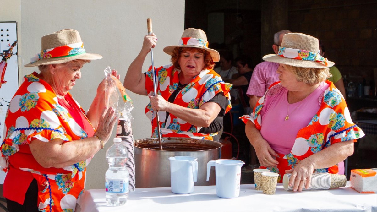 La tradicional 'buñuelada' del barrio San Vicente (Almería) reparte más de 2.000 dulces y 150 litros de chocolate.