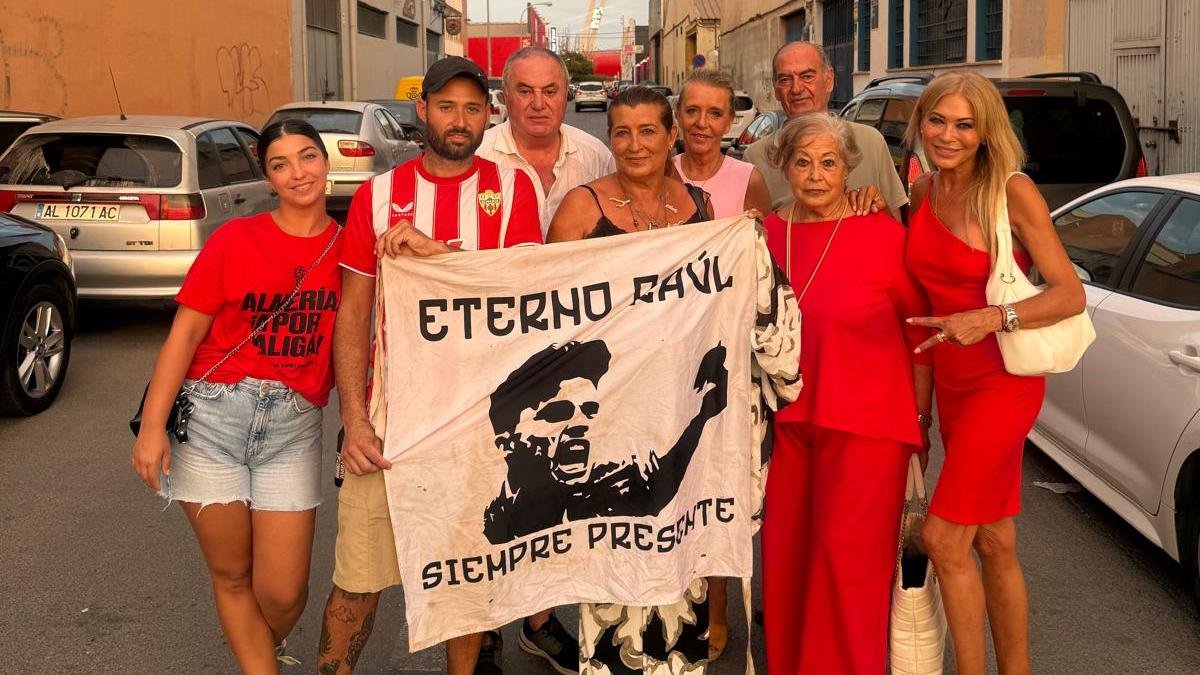 La familia de Raúl, minutos antes de entrar al Estadio de los Juegos del Mediterráneo en el quinto aniversario de su trágico fallecimiento.