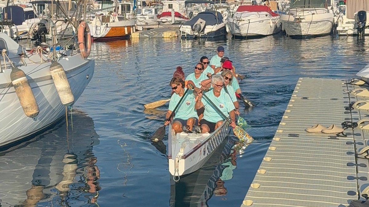 Las mujeres de la asociación Sangre Dragón practicando Dragon Boat en el Club de Mar de Almería.