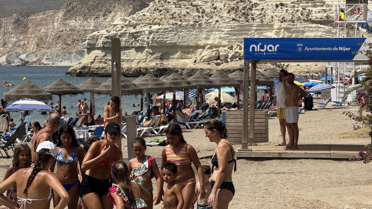 Imagen de la playa urbana de Agua Amarga.