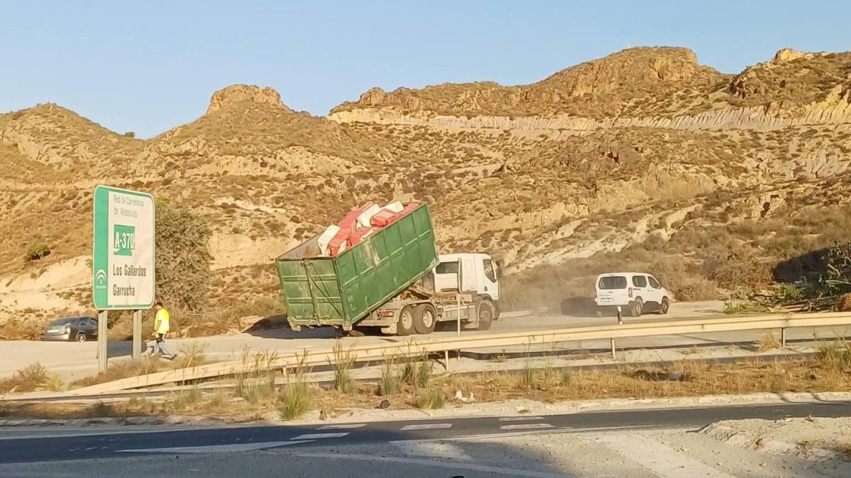 Las máquinas ya trabajan en la zona del cruce de La Simona en Garrucha.