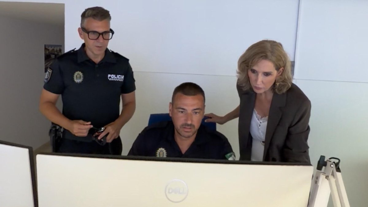 Julia Ibáñez junto a los responsables de la Policía Local ejidense en el CECOV.