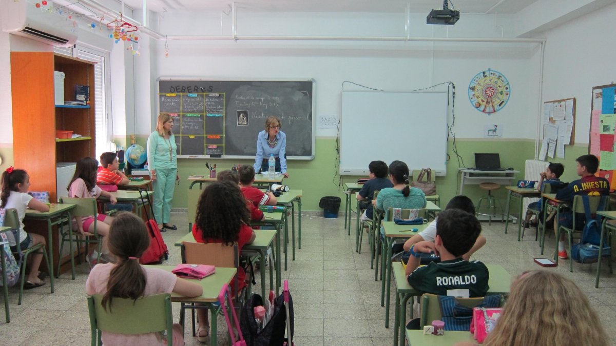 Niños y maestras en un colegio con un aparato de aire acondicionado, algo de lo que no disponen todos los centros de Almería.
EUROPA PRESS
12/5/2015