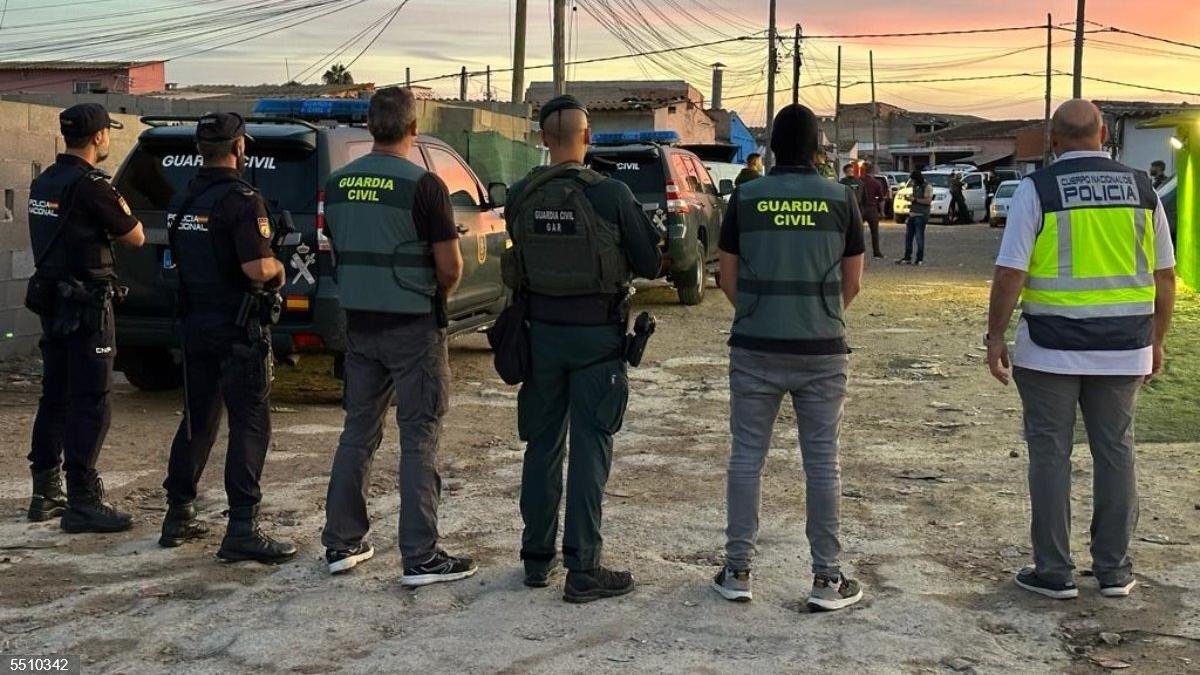 Agentes de la Policía Nacional y de la Guardia Civil, en una imagen de archivo.