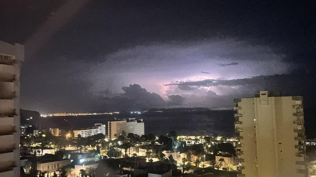 La tormenta sobre Cabo de Gata tras su paso por la ciudad de Almería