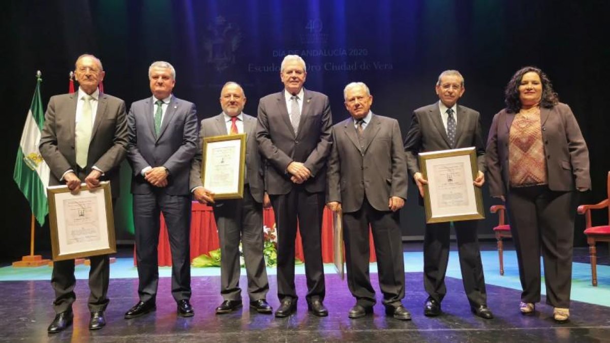 Reconocimiento a sanitarios jubilados de Vera en 2020, entre ellos Indalecio Díez (el primero por la izquierda en la imagen).