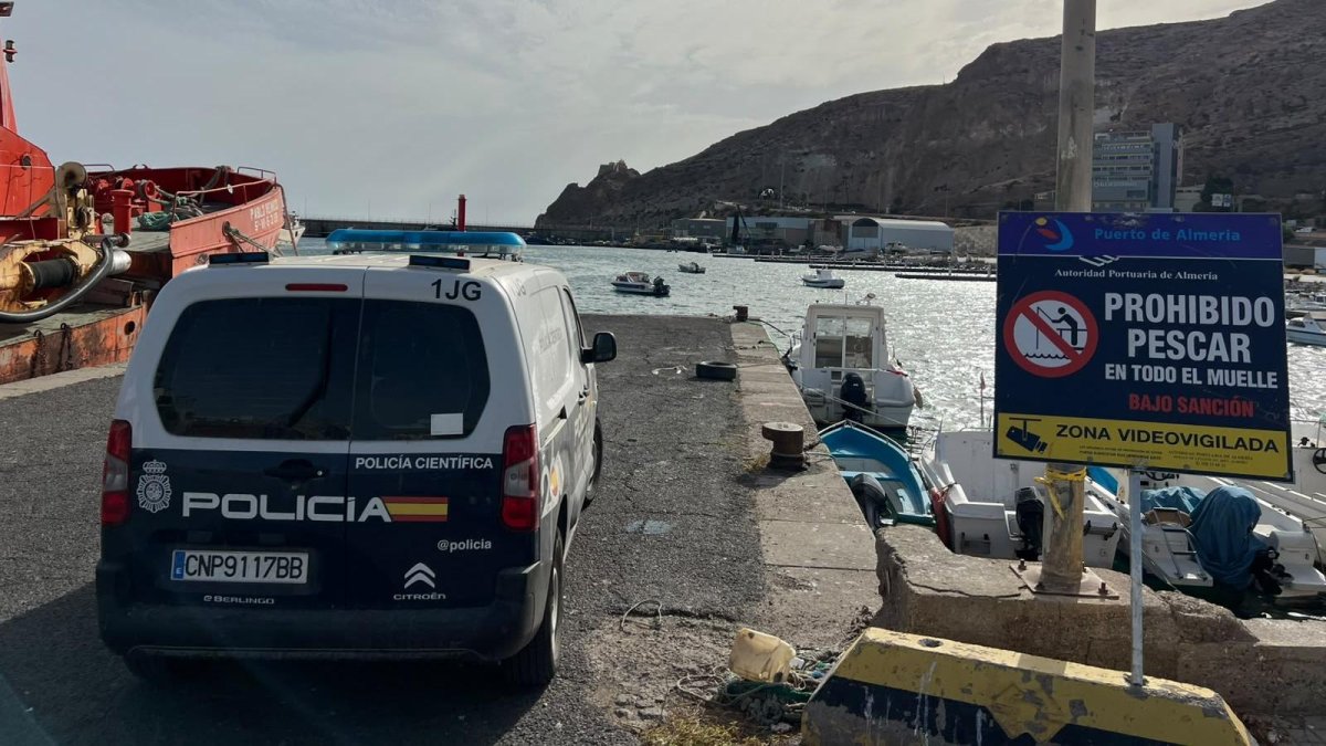 Una unidad de la Policía Científica de Almería investiga el último intento de robo.