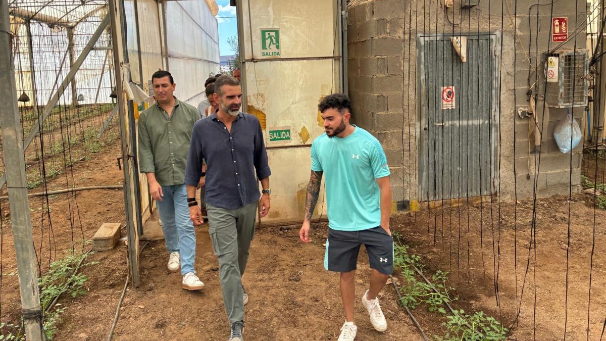 Visita del consejero Fernández-Pacheco a la explotación agraria de uno de los beneficiarios, en Níjar.
