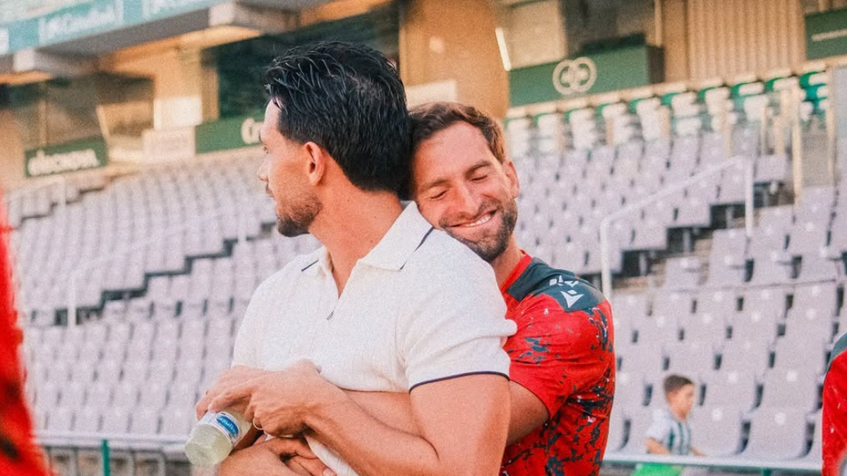 Nelson Monte abrazado por Leo Baptistao en el césped del Nuevo Arcángel.