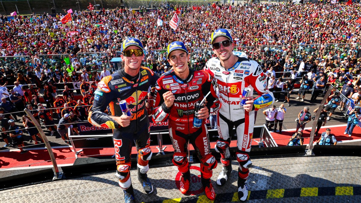 Los tres pilotos españoles que coparon el podio, los hermanos Márquez y Pedro Acosta.