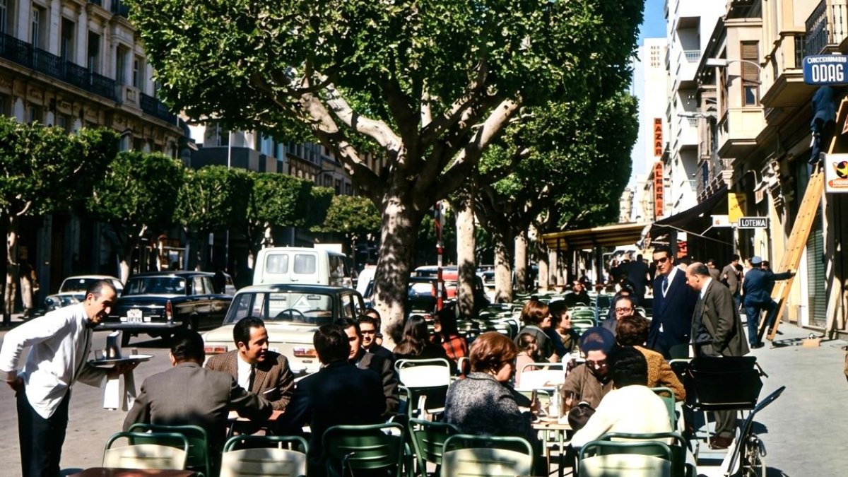 Típica terraza de un café del Paseo a finales de los años 60 con el camarero en perfecto estado de revista.