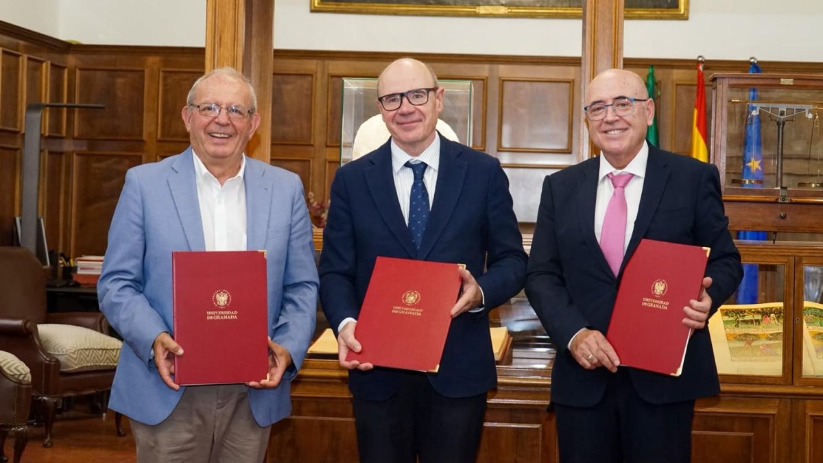 Firma del convenio en la Universidad de Granada.