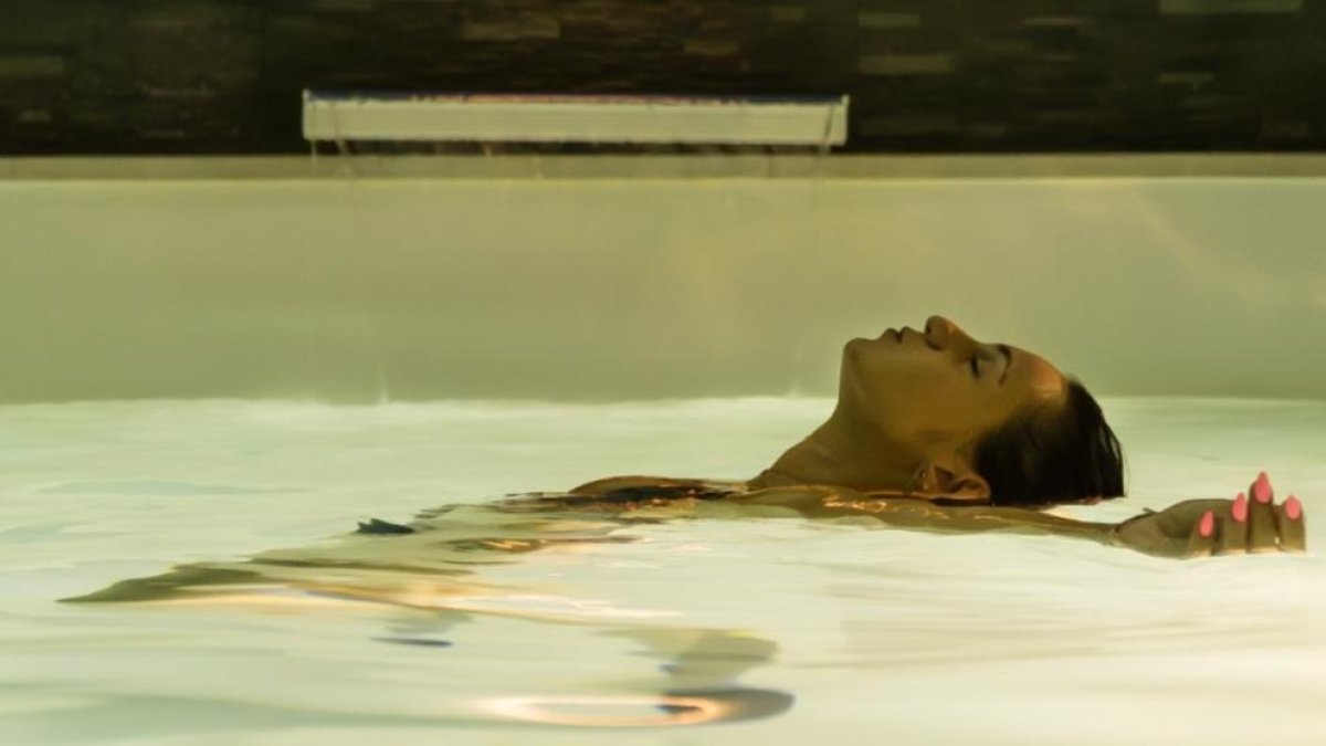 Una de las piscinas del nuevo spa en el centro de Almería.