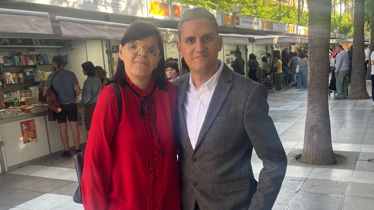 Adena López y Eduardo Hernández Escobar, durante la Feria del Libro de Almería 2026.