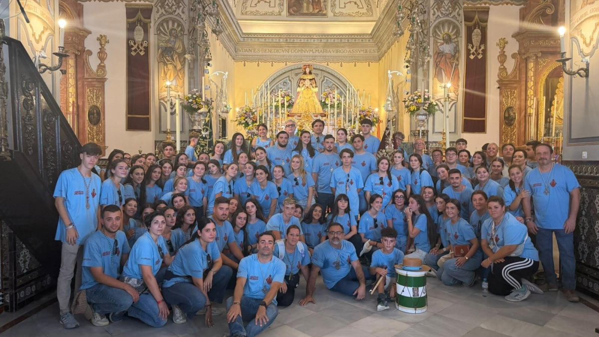 Los jóvenes almerienses que han ido a Almonte y El Rocío a hacer el Camino Joven, con la Virgen del Rocío.