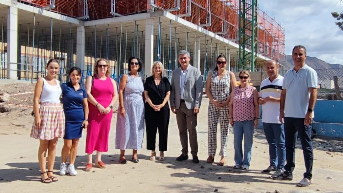Foto de familia tras la visita al colegio