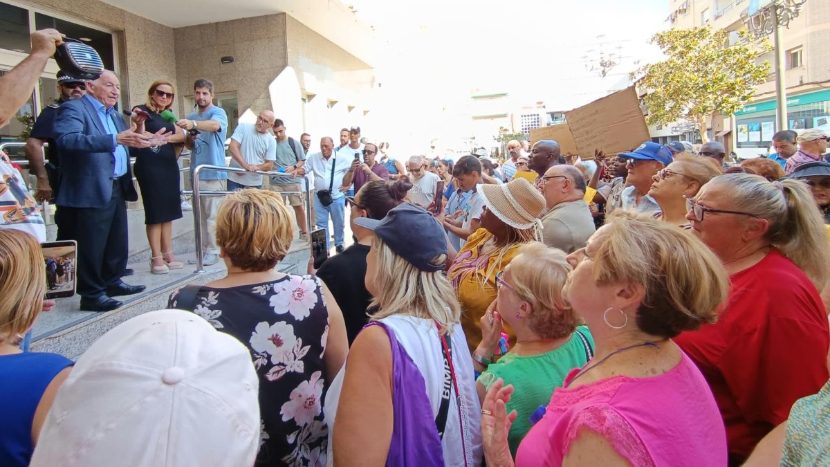 El alcalde de Roquetas de Mar, Gabriel Amat, habla con los manifestantes a la spuertas dle Ayuntmaiento.