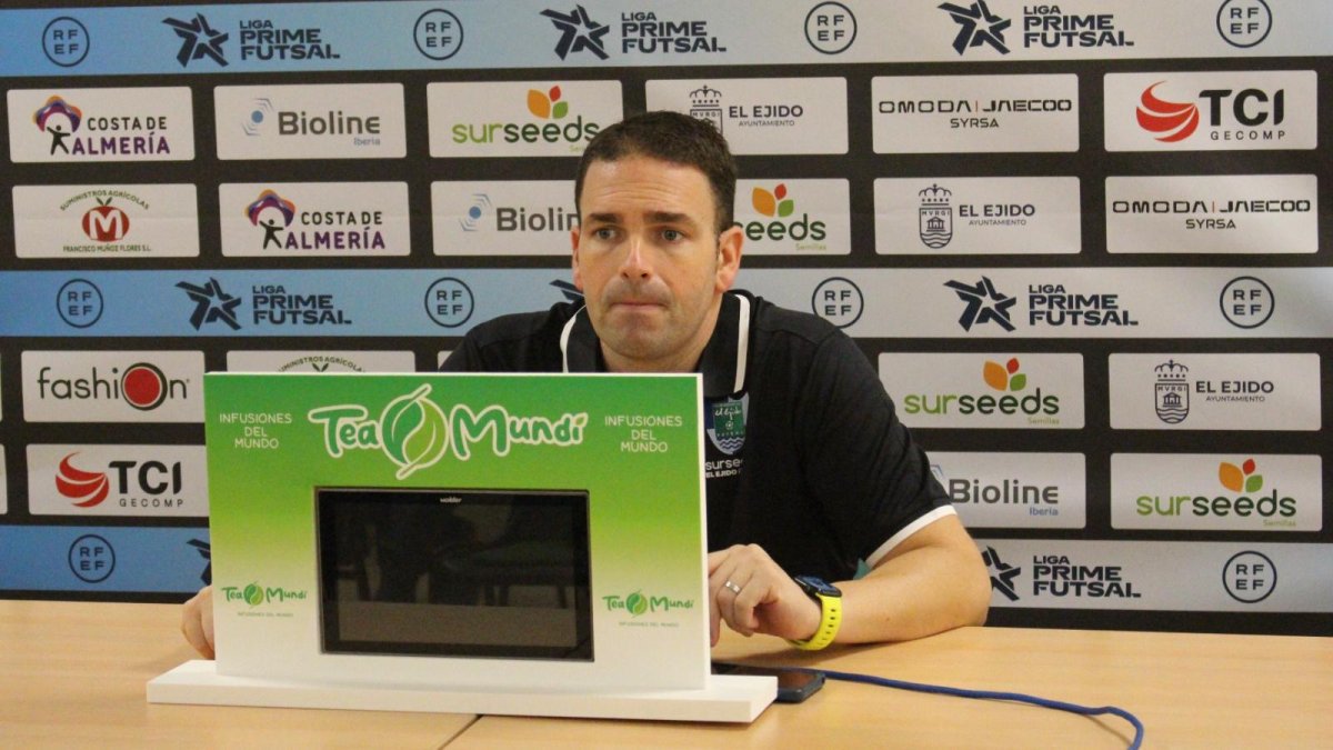 Guille Martínez, entrenador de El Ejido Futsal, durante una rueda de prensa.