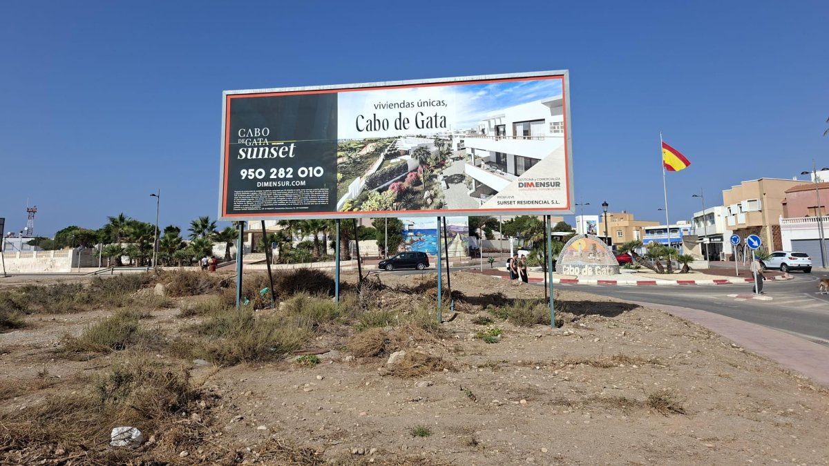 Cartel de la obra en Cabo de Gata.