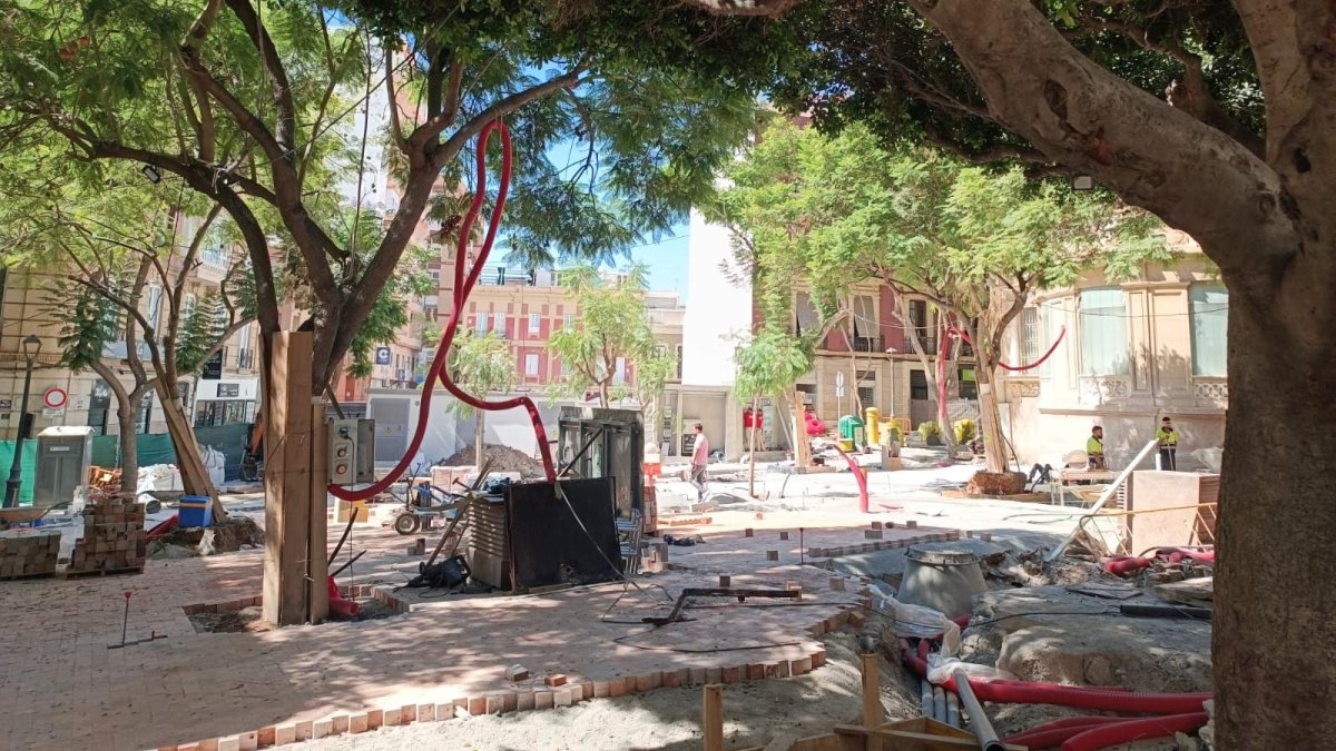 Aspecto actual de la plaza del Educador, último gran escollo en las obras de remodelación del Paseo de Almería.