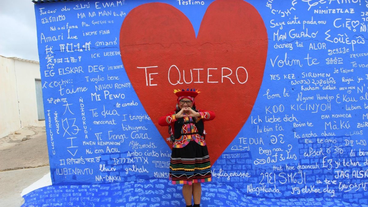 La Pequeña Cholita Charo en el muro del amor de Vícar.