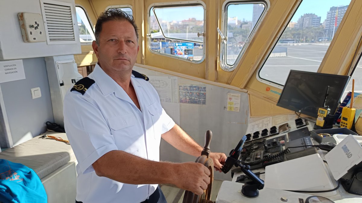 Oswaldo Fernández en el puente de mando del 'Estrella fugaz'.