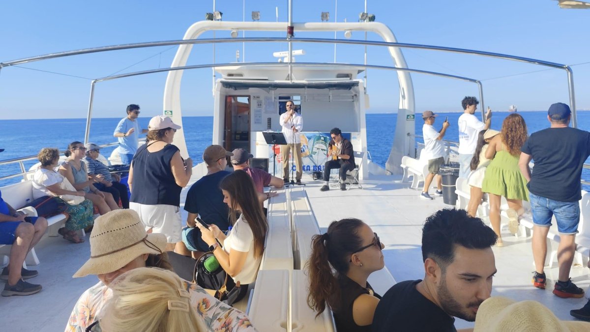 La banda Radio Crooner, sobre el catamarán Estrella Fugaz.