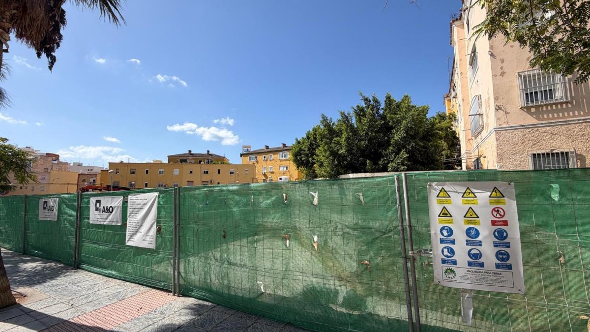 Inicio de las obras de un edificio de seis viviendas con piscina en la Rambla de Almería.