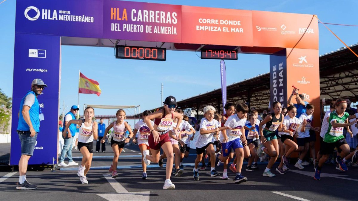 La Carrera del Puerto de Almería, que reunió a 1.300 corredores en las pruebas de 5 y 10 kilómetros.