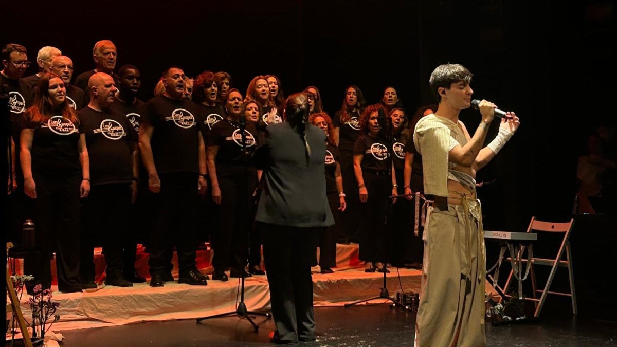 Víctor Monte cantando con el Coro Gospel de ClasiJazz de fondo.