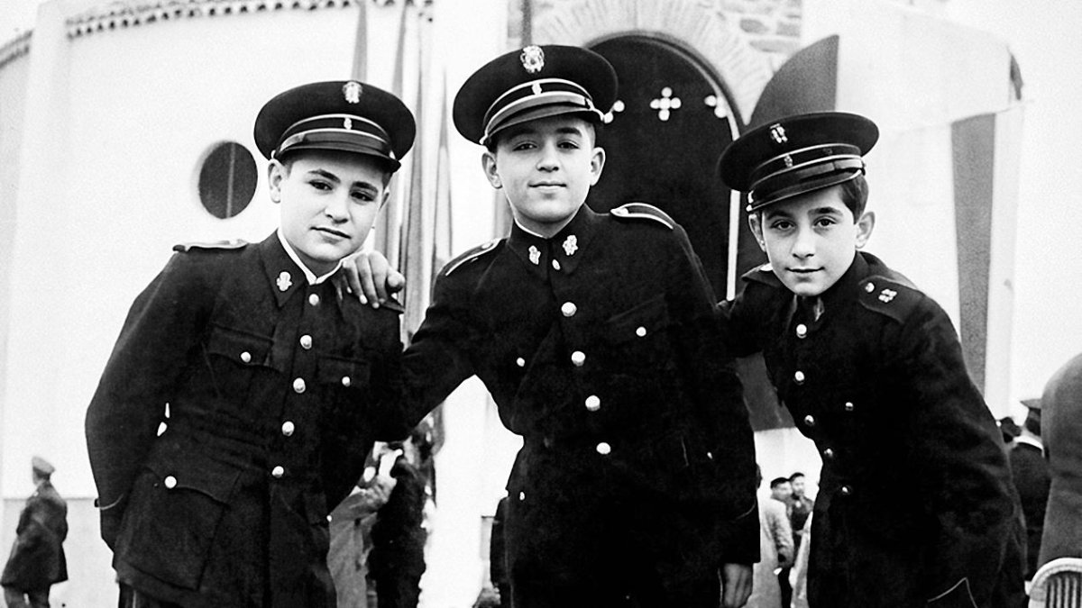 Juan Bisbal (a la derecha), junto a dos compañeros de la Banda Municipal, en la ermita de la Virgen del Mar. 1959.