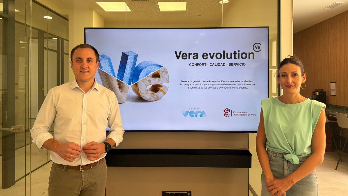 El alcalde de Vera, Alfonso García, y la teniente de alcalde, Carolina Pérez, presentan Vera Evolution.