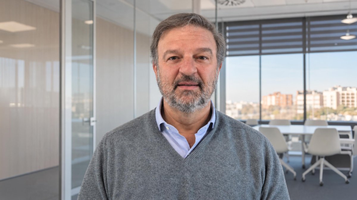 Javier de Benito aporta una amplia experiencia internacional en transformación industrial, escalado de operaciones y mejora del rendimiento en organizaciones multinacionales.