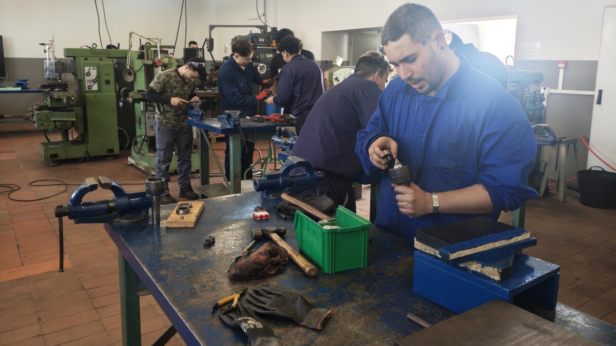 Estudiantes del curso de Mecatrónica industrial en el IES Sol de Portocarrero de Almería.