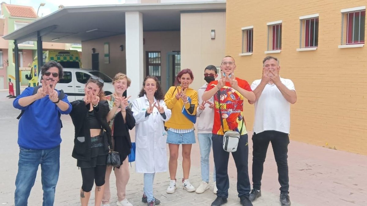 La doctora Gema Esteban, en el centro, con bata blanca, en el centro de salud de La Cañada, donde el jueves se celebrará el acto.
