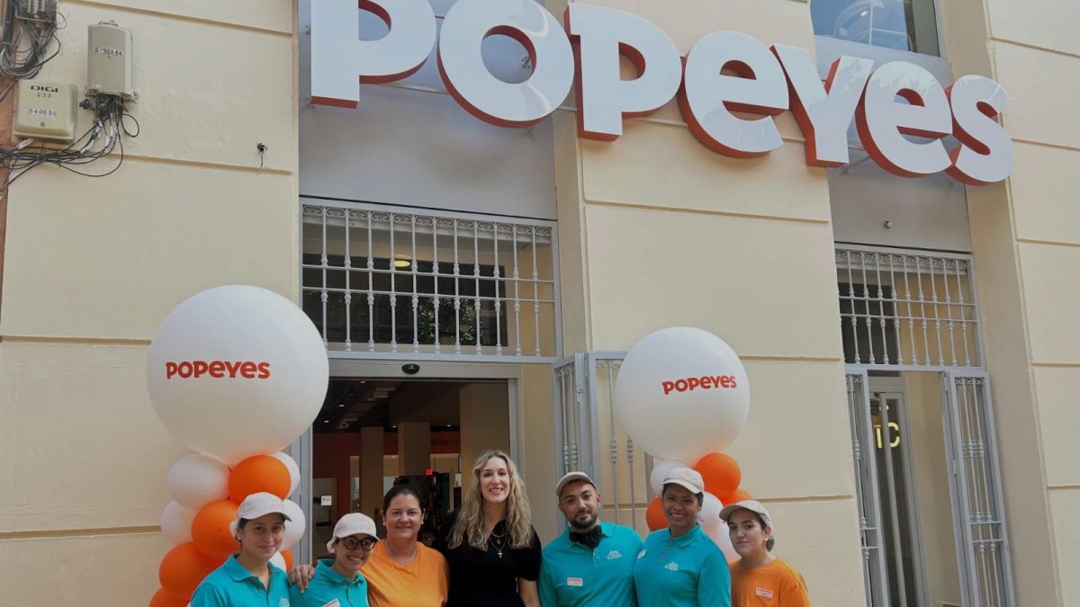 Imagen de la inauguración oficial de Popeyes en el Paseo de Almería.